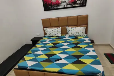 Image de Emeralds – Modern, Spacious 2 Bhk Flat with Ac & WiFi ~ Near Lake & Golf Course