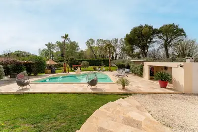 Image de Maison de campagne au calme avec piscine et grand jardin entièrement privatisé.