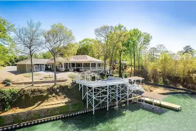 Image de Spacious Waterfront House with dock on beautiful Lake Jordan