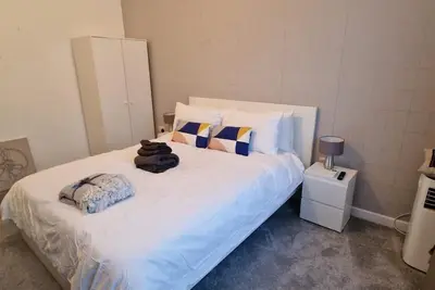 Image de Stylish and Cosy Family Friendly House - Shops, Parks & Quick City Links