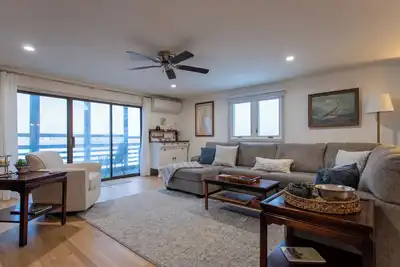 Image de Newly renovated, beautifully furnished, 3 bdrm condo - gorgeous sunset views!