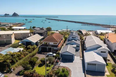 Image de The Waterfront Escape – Moturoa Holiday Home