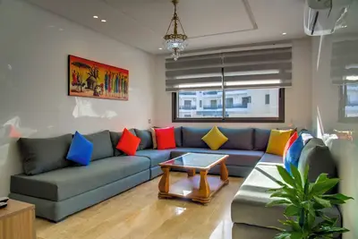 Image de appartement bien agencé, à 7 min en voiture de la plage et du parc aquatique.