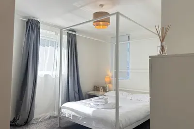 Image de 1-Bed Flat • Free Parking • 5 Min Lgw Airport