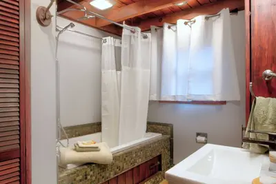 Image de Whispering Pines on Lake Siskiwit