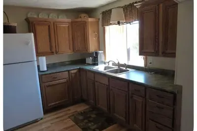 Image de 4-bedroom north woods, pet friendly cabin with WiFi, great room and fire place.