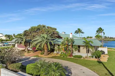 Image de One of a Kind! Spacious 5-bedrooms all on one level, indoor pool amazing views!