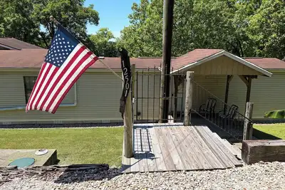 Image de Jon's Fish Camp - 2-bedroom mobile home overlooking the Ohio River.