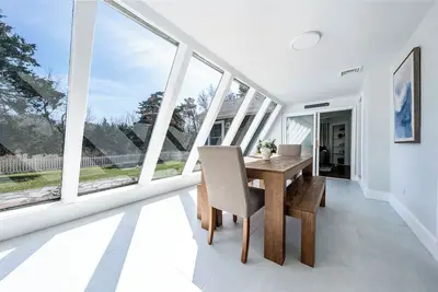 Image de Spacious 6 Bedroom Coastal Getaway – 4 Mins to Ocean!