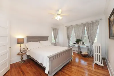 Image de 3-bedroom apartment in charming Mpls-50th St lightrail, off st. parking, & WiFi