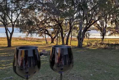 Image de Holiday Lake Retreat, 2-bedroom, Dogs Welcome, 8 miles to Rainbow River, Sleeps 4