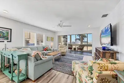 Image de Life is a Beach! Newly-Renovated Beachfront 2br condo. Pool, laundry in Venice