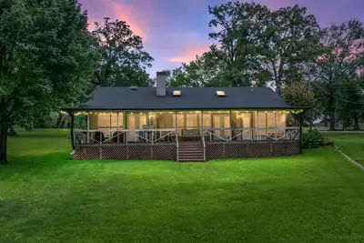 Image de The Blue House - Lake Front Getaway