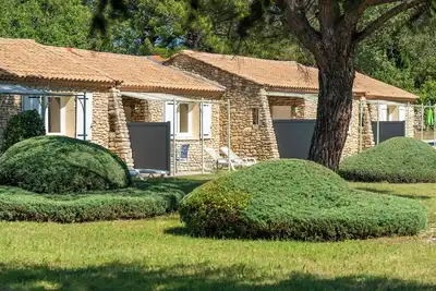 Image de Petite maison provençale en pierres dans résidence de tourisme