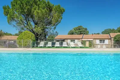 Image de Bastidon T3 en pierres dans résidence de tourisme