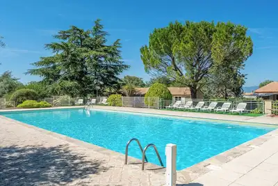 Image de Petit Mas T2 en pierres dans résidence de tourisme