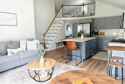 Image de Newly Renovated Lakeside Cottage in Edinboro- 3 Min Walk to Lake