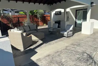 Image de Spacious cozy Oasis retreat with private pool  Backyard