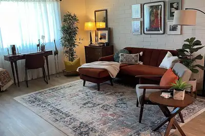 Image de Walk to Barrows Sparkling Pool Midtown 2 Bedroom