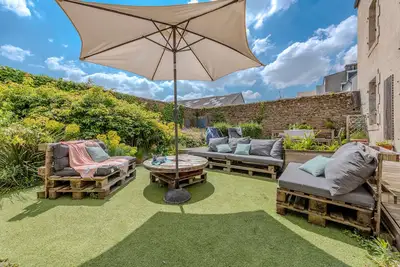 Image de Maison de vacances 'Maison 8 Pers Plein Centre Ville' avec terrasse privée, jardin privé et Wi-Fi