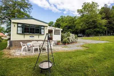 Image de Mobil-home cosy au calme, avec terrasse et piscine partagée