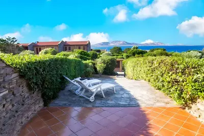 Image de Maison de vacances 'I Lentischi C11' avec vue sur la mer, terrasse privée et climatisation