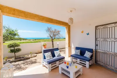 Image de Villa 'Fronte Mare Raffaele' avec vue sur mer, terrasse privée et climatisation