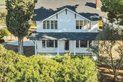 Image de Modern 3 bedroom Historic Reedley Farmhouse with WiFi and Ac near National Parks