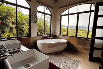 Image de Mountain and city views with convenient access to town!