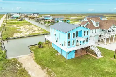 Image de Spacious deck 5-bedroom home in Freeport with WiFi, 3 full baths sits on canal.