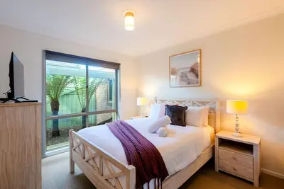 Image de Location, location 300 mts to Rye Foreshore!