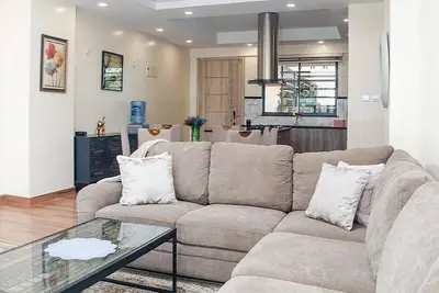 Image de Stylish Condominium Overlooking a River