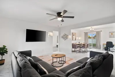 Image de 4 Bedroom Pool Home with Modern Amenities