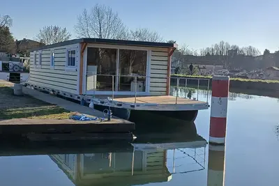 Image de Bateau de plaisance électro solaire sur le Canal de Garonne