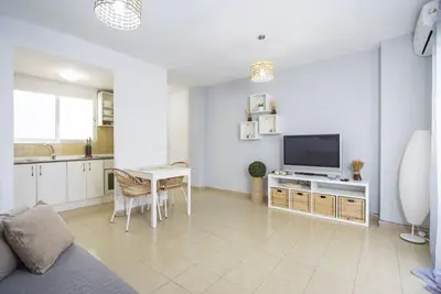 Image de Cozy 2-bedroom apartment near the sea and two beaches!