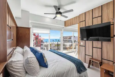 Image de Life: Golden Zone 2br w Ocean Views, Pool + Gym