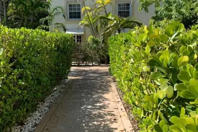 Image de Cozy 2 bedroom home in the heart of Coconut Grove - Walk Everywhere!