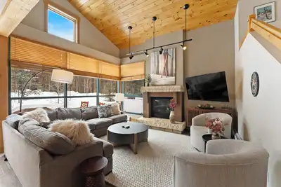 Image de Beautiful Updated Townhome, Shared Hot Tubs & 3-Min Drive to the Ski Village!