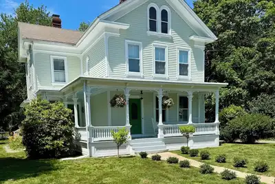 Image de Victorian beach house and cottage family compound with large pool in Westbrook