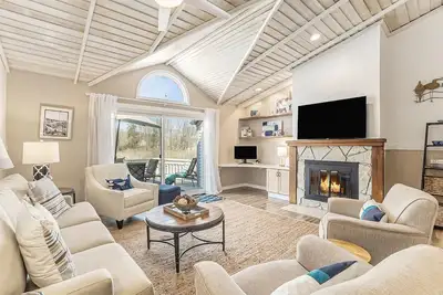 Image de Sunset Landing: Waterfront Luxury Condo with High End Finishes Throughout