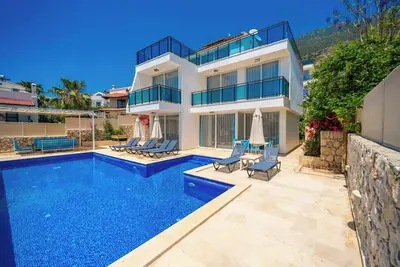 Image de 4 Bedroom Budget Friendly Villa, Private Pool, Close to the Town
