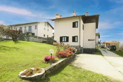 Image de Large apartment with covered outdoor patio with table and barbecue.