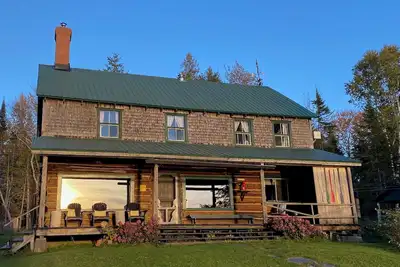 Image de Classic Canadian Log home on a private lake, with acres to explore!