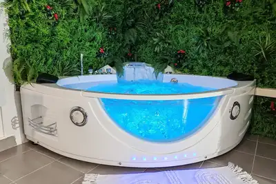 Image de l'Eden, maison atypique, espace détente baignoire jacuzzi