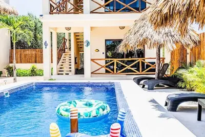 Image de Massive compound/Walk to the beach!