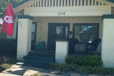 Image de Charming Home Near Campus & Downtown – Walk to Ou!