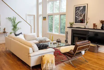 Bright & beautiful lakefront retreat. 5 minute walk to Tanglewood!