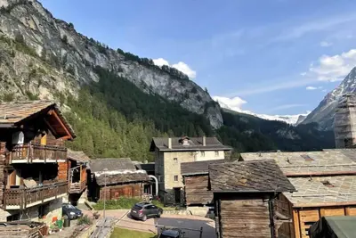 Image de Chalet à la montagne, intérieur en bois, chaleureux, avec une belle vue