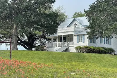 Image de Updated 1880's Farmhouse located on a peaceful working cattle ranch.