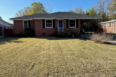 Image de Classic 3-bedroom 2-full bath Bungalow in Old Hanahan with Sunroom and Yard